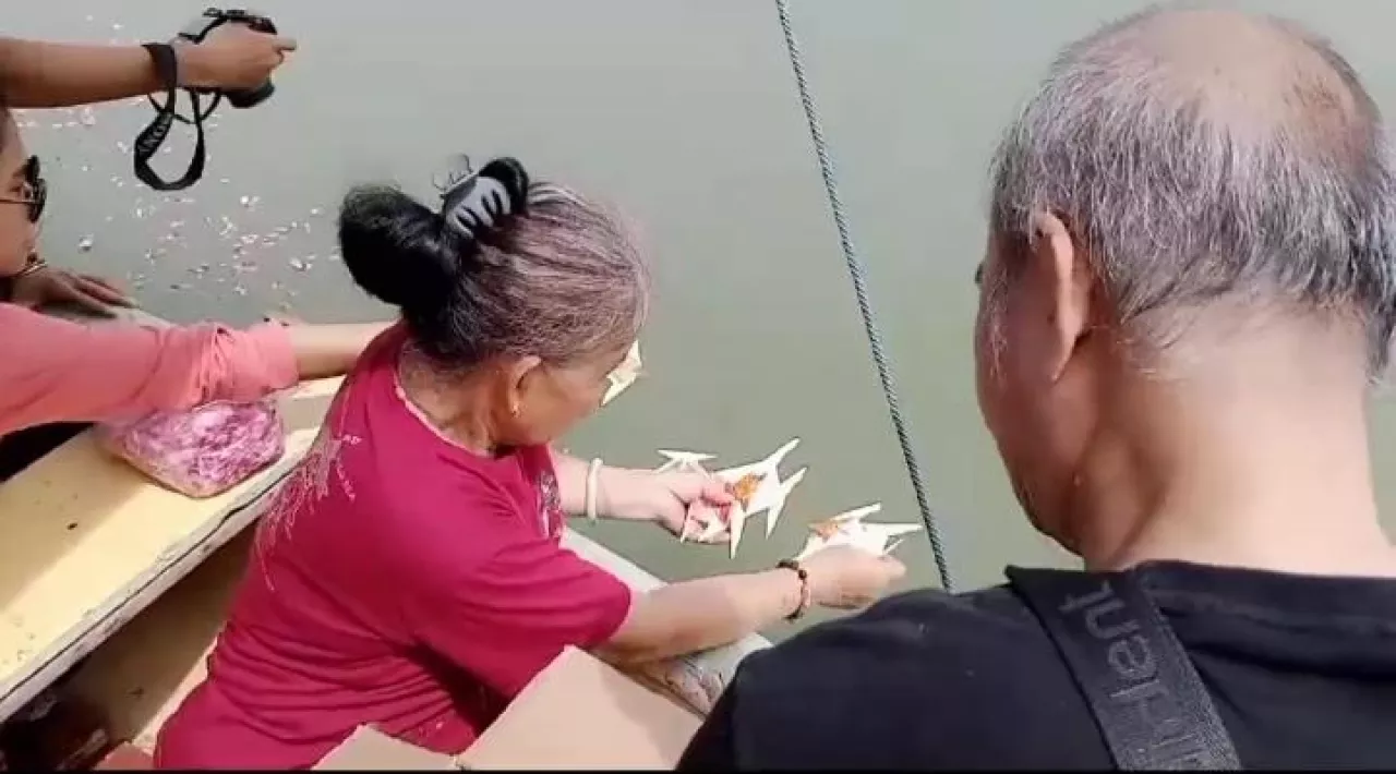 Umat Kong Hu Cu Surabaya Gelar Ritual Larung Cisuak di Selat Madura
