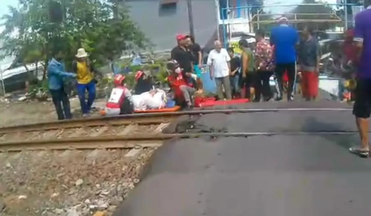 Kecelakaan di Perlintasan Kereta Api Gubeng Surabaya, Satu Luka Patah