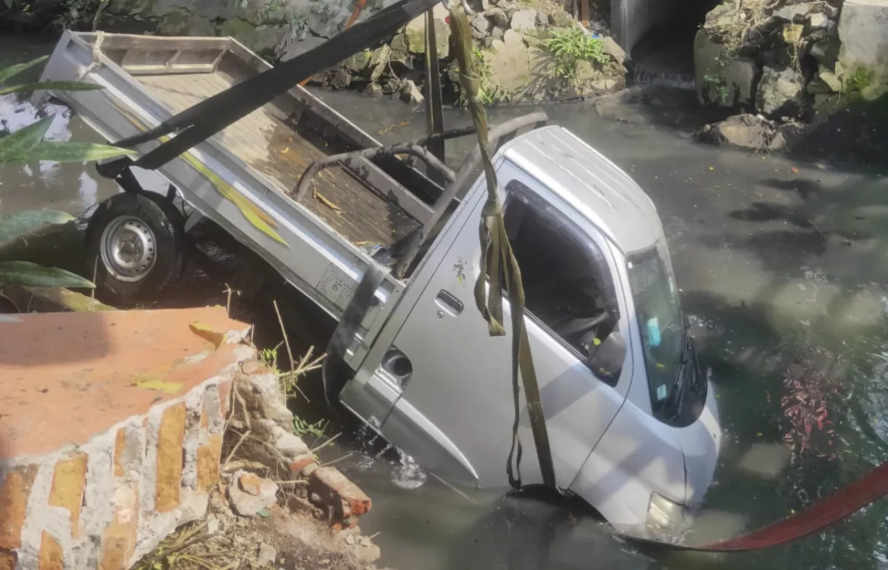 Diseruduk Mobil, Pikap Putih Nyemplung Sungai di Rungkut Surabaya
