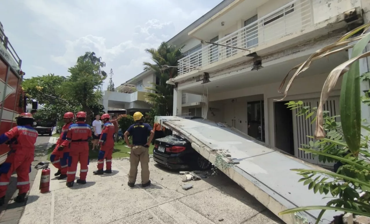 Mobil BMW Ringsek Tertimpa Atap Beton di Surabaya