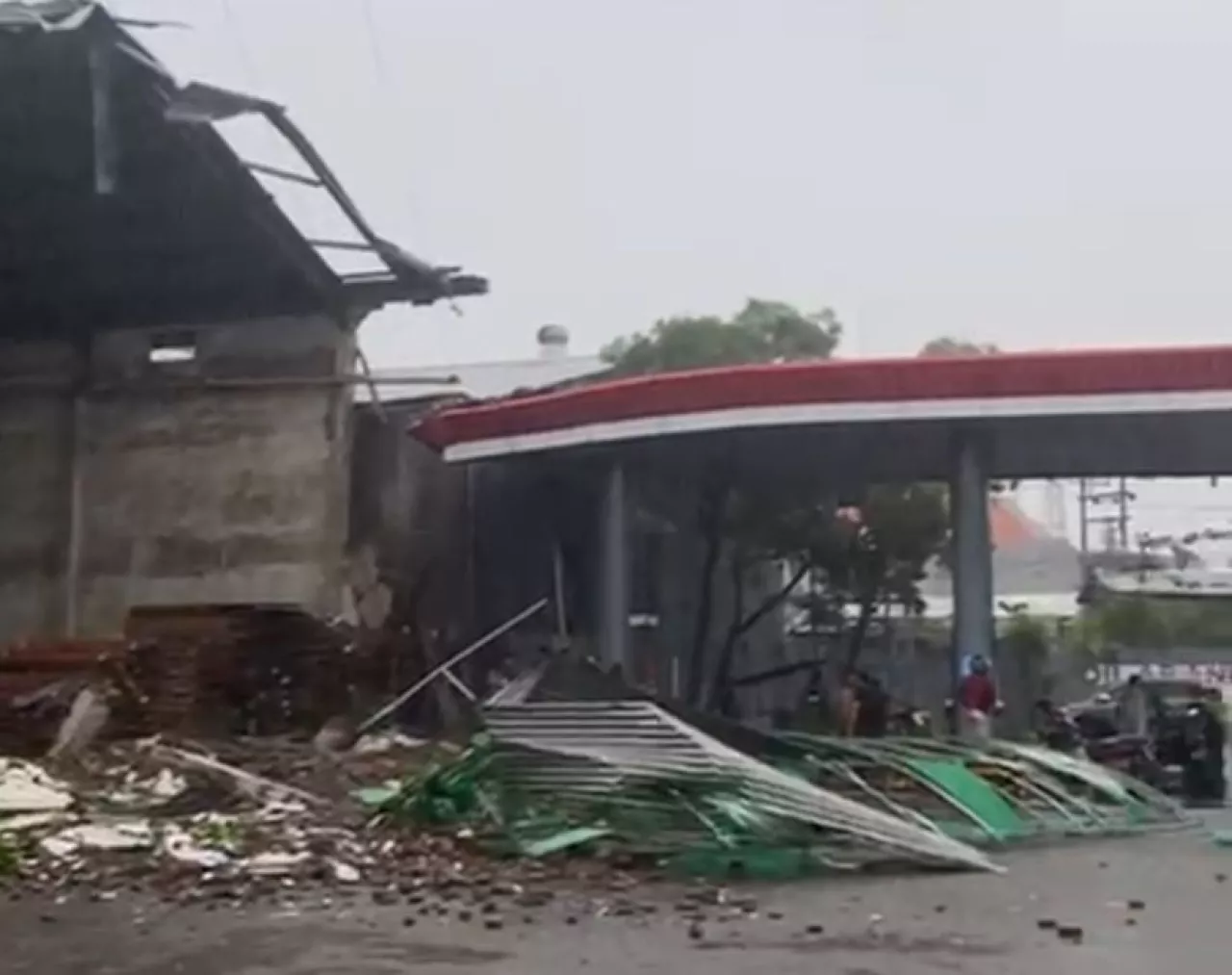 Hujan Angin Terjang Surabaya, Bangunan di Jalan Tanjung Sari Porak Poranda dan Dua Orang jadi Korban