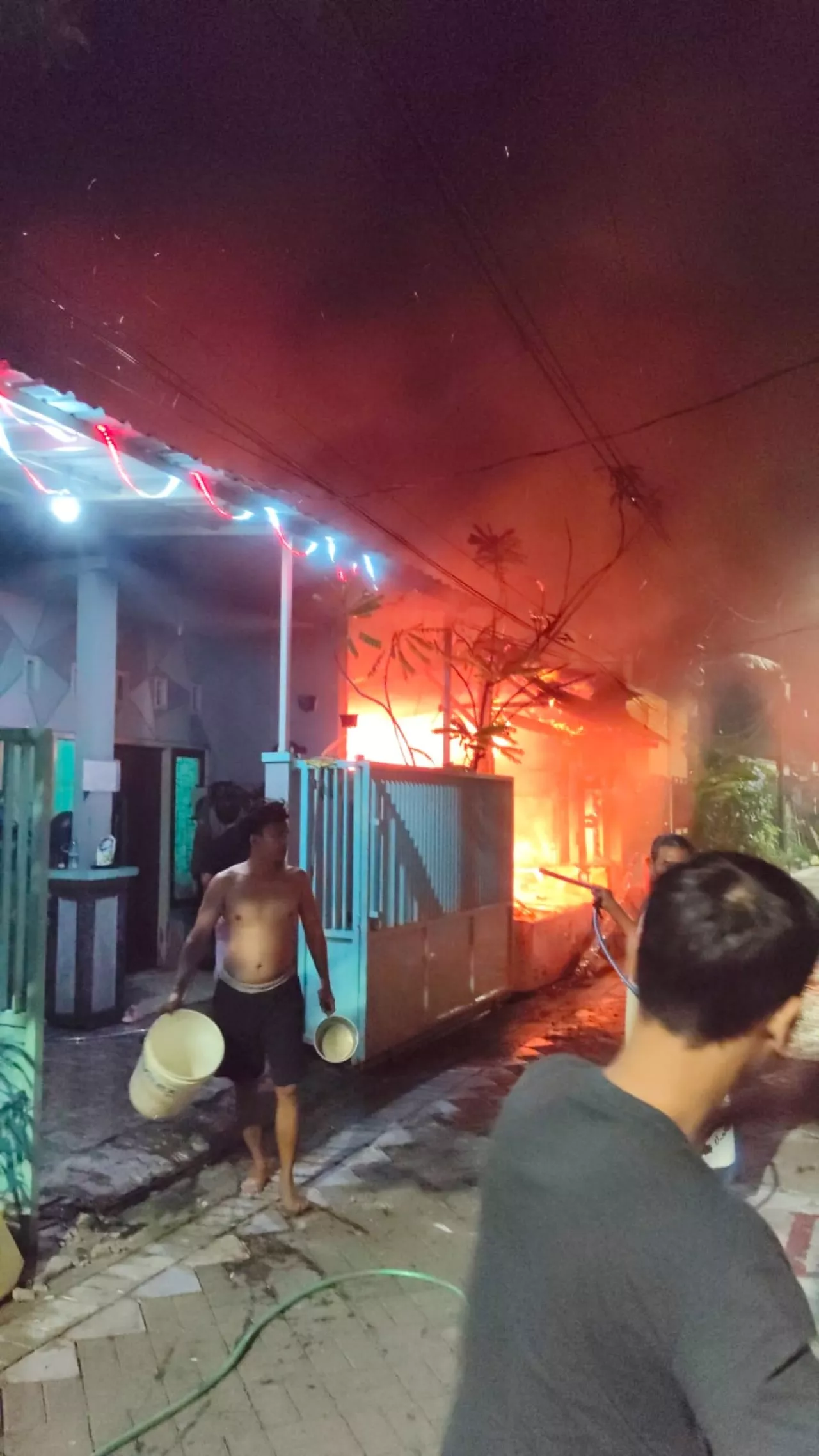 Kebakaran Hanguskan Warung di Medokan Ayu, Surabaya