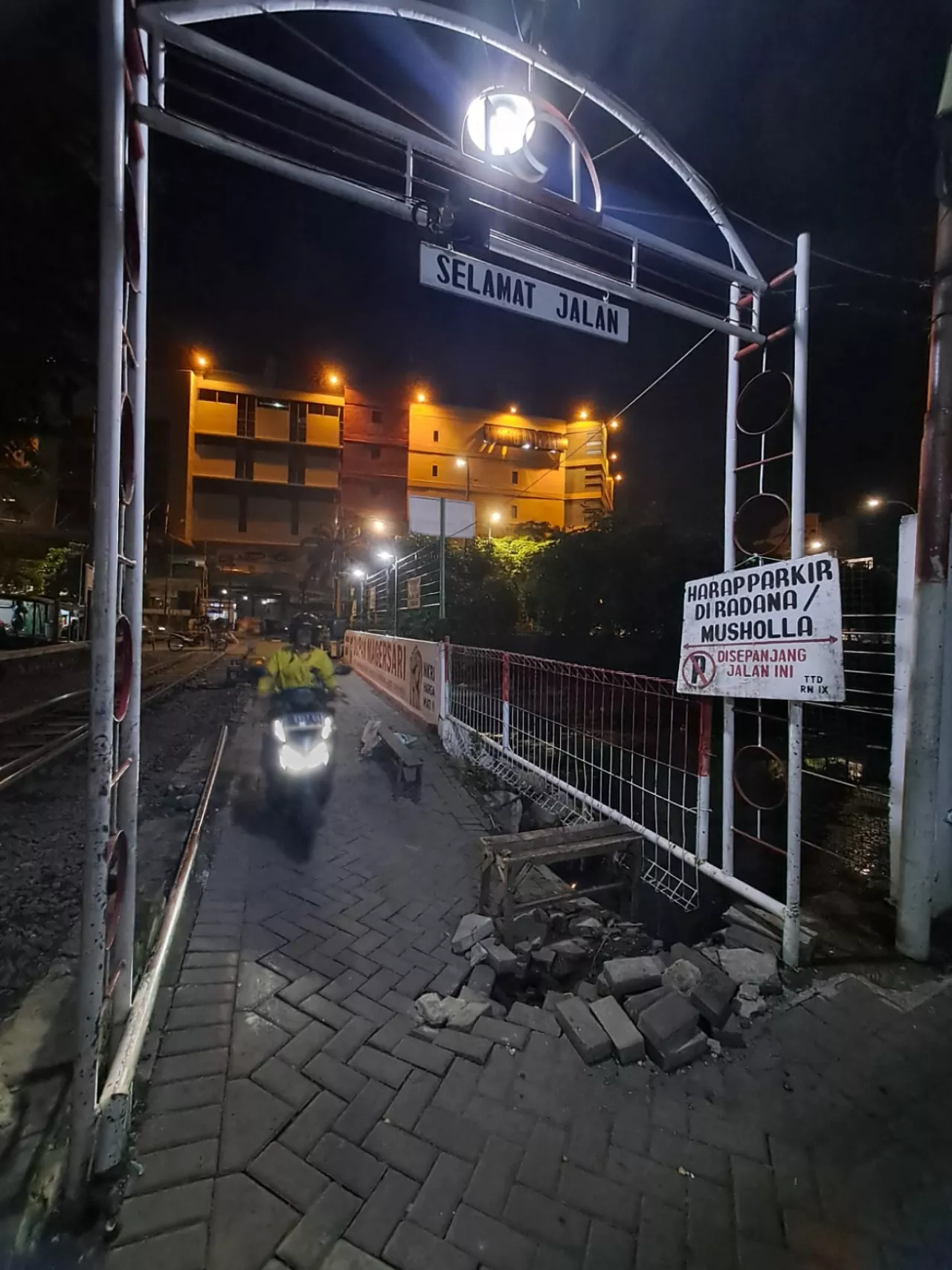 Tak Kunjung Diperbaiki, Jembatan Dupak Ambles Sebabkan Warga Kecelakaan