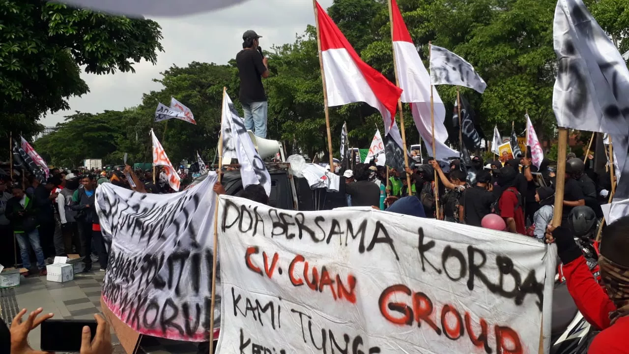 Desak Polri Usut Jokowi, Ini Tuntutan Demonstran di Polda Jatim