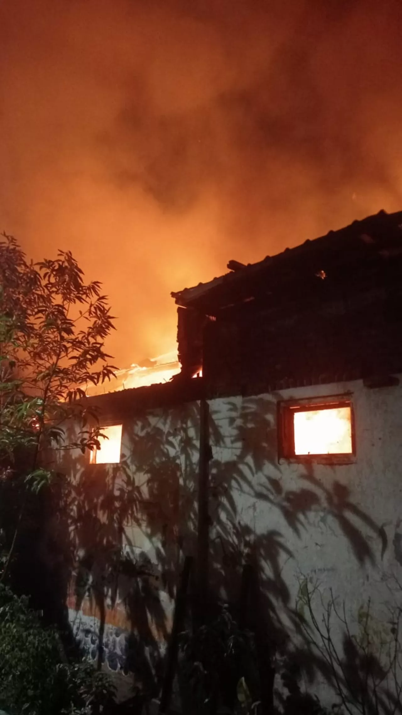 Rumah di Pacar Keling Surabaya Terbakar, 12 Unit Dikerahkan