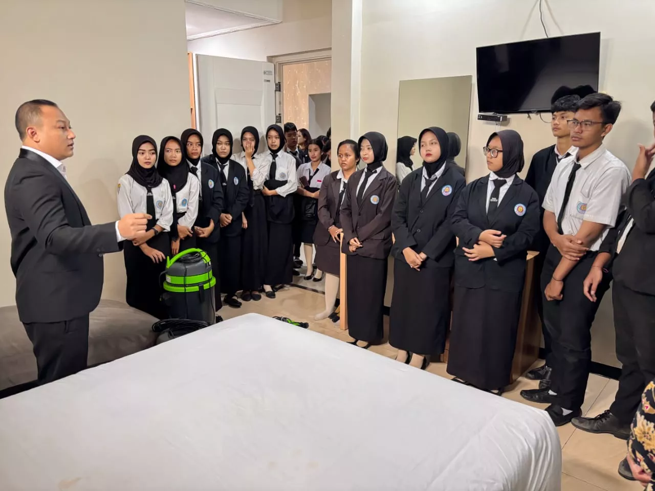 HUT ke-6: favehotel Sidoarjo Hadirkan Hospitality Sharing Session di SMK Airlangga