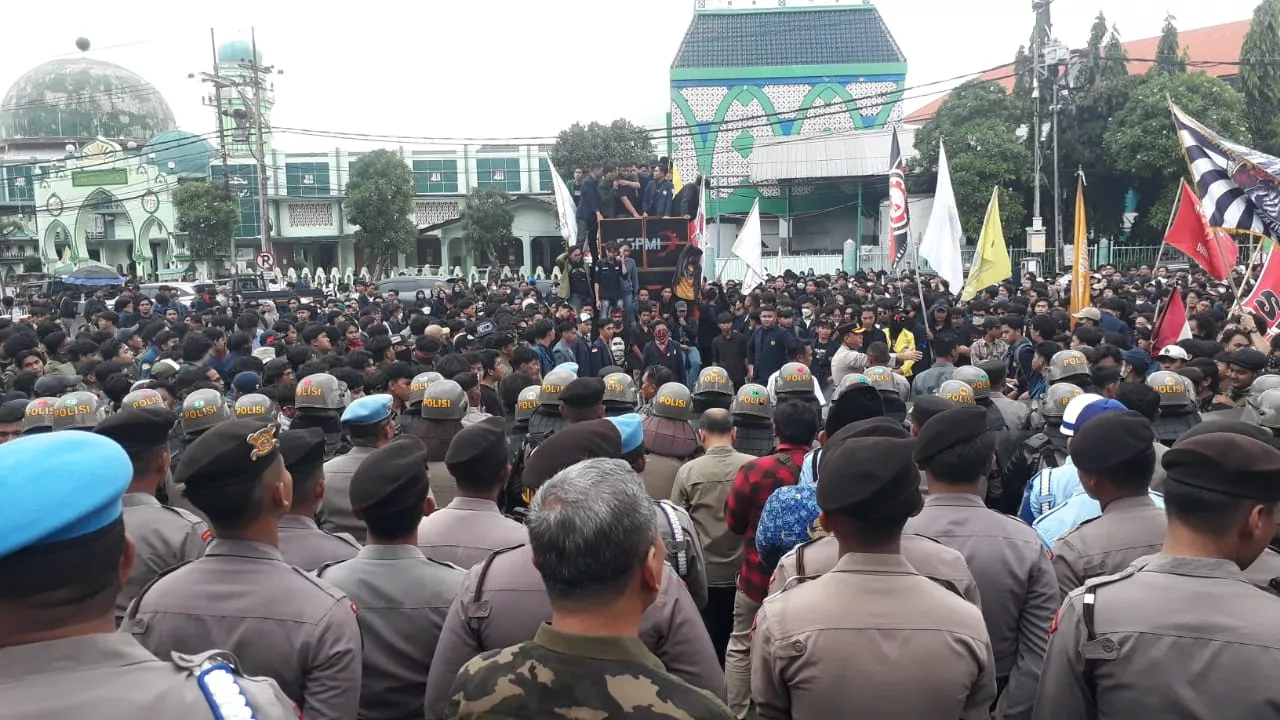 Diwarnai Kericuhan, Ketua DPRD Jatim Tandatangani Tuntutan Demonstran