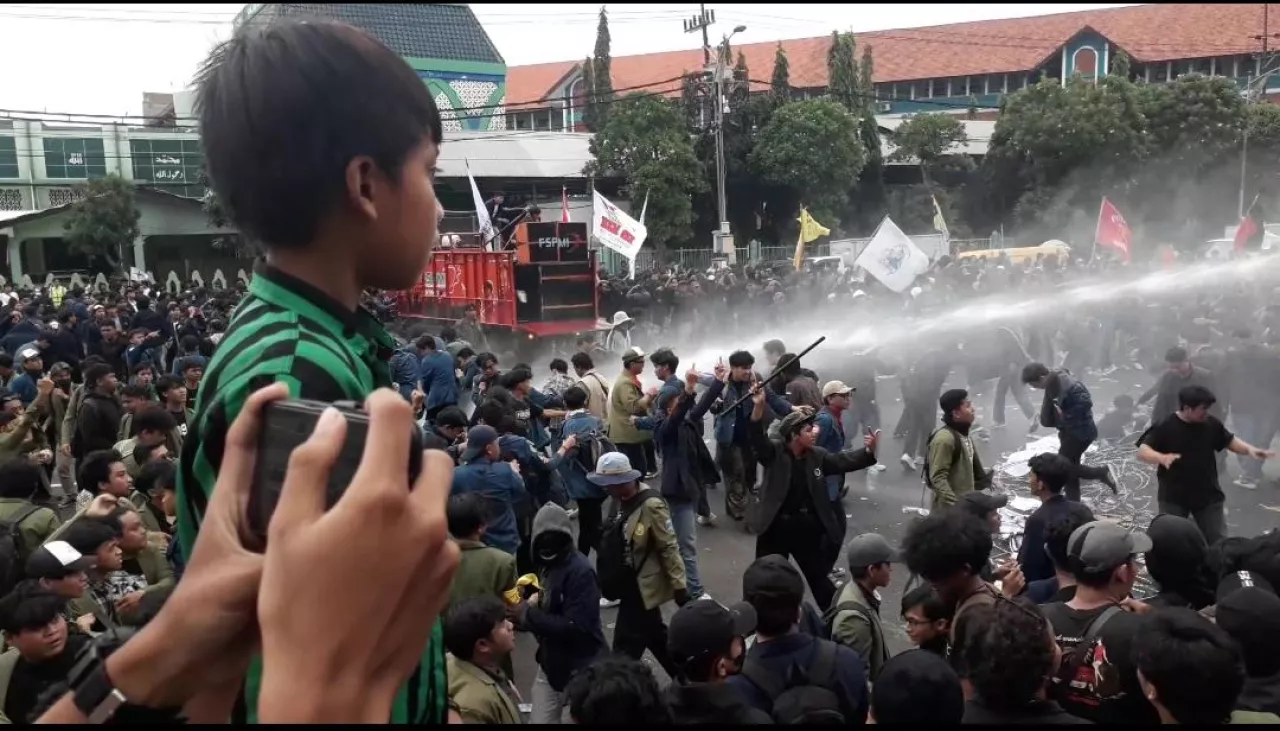 Bentrok Demonstran-Polisi, Water Cannon Dikerahkan di Depan Gedung DPRD Jatim