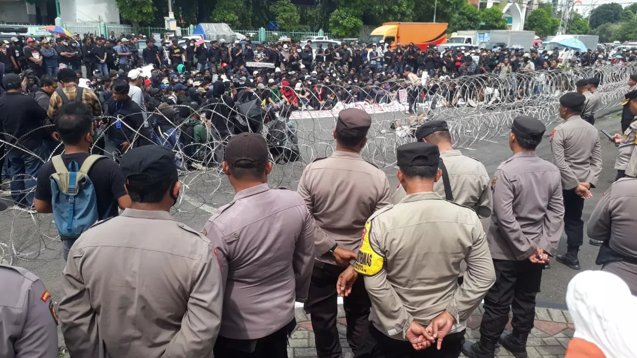 Indonesia Gelap di Surabaya: Demonstran Tuntut Pembatalan UU Anti-Rakyat