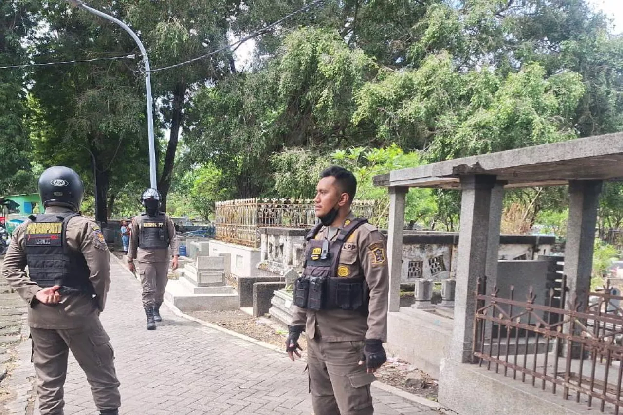 Marak Pengemis Musiman, Satpol PP Surabaya Patroli ke Makam dan Masjid Besar