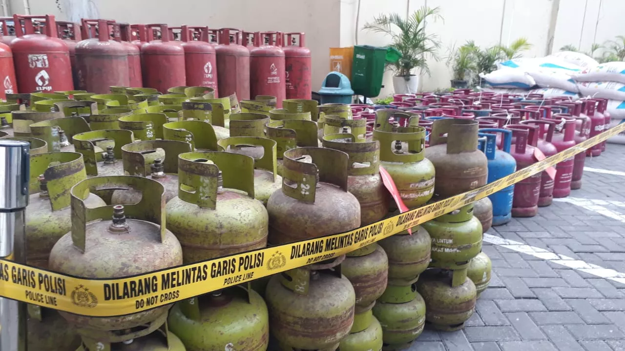 Polisi Grebek Praktik Pengoplosan LPG di Jombang, Ratusan Tabung Disita