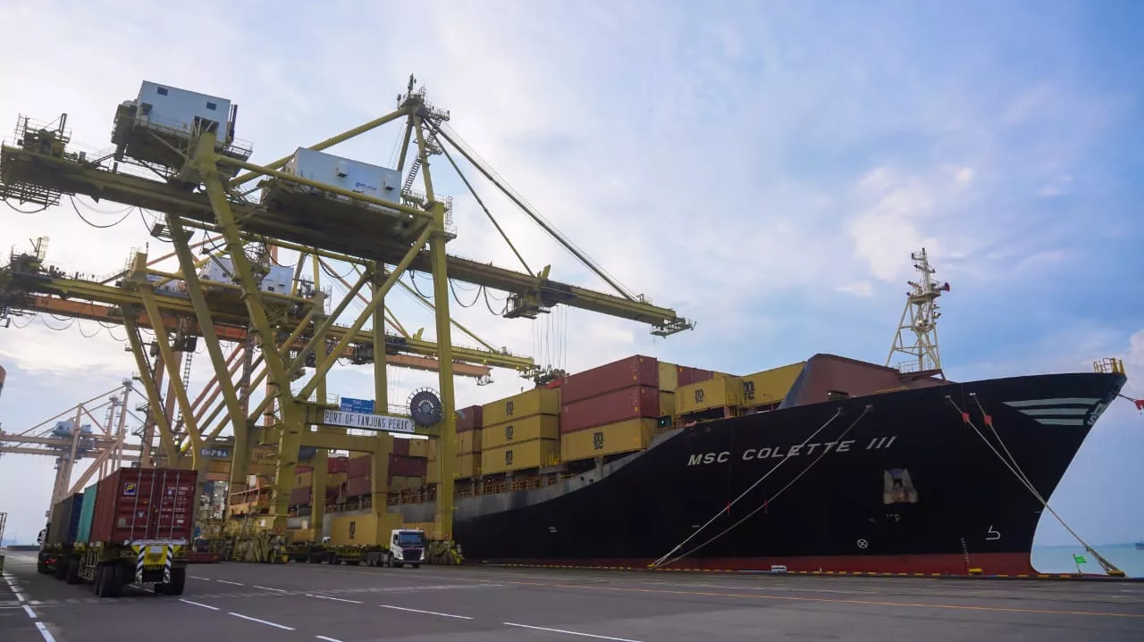 Arus Peti Kemas di Pelabuhan Tanjung Perak Surabaya Melonjak di Februari 2025