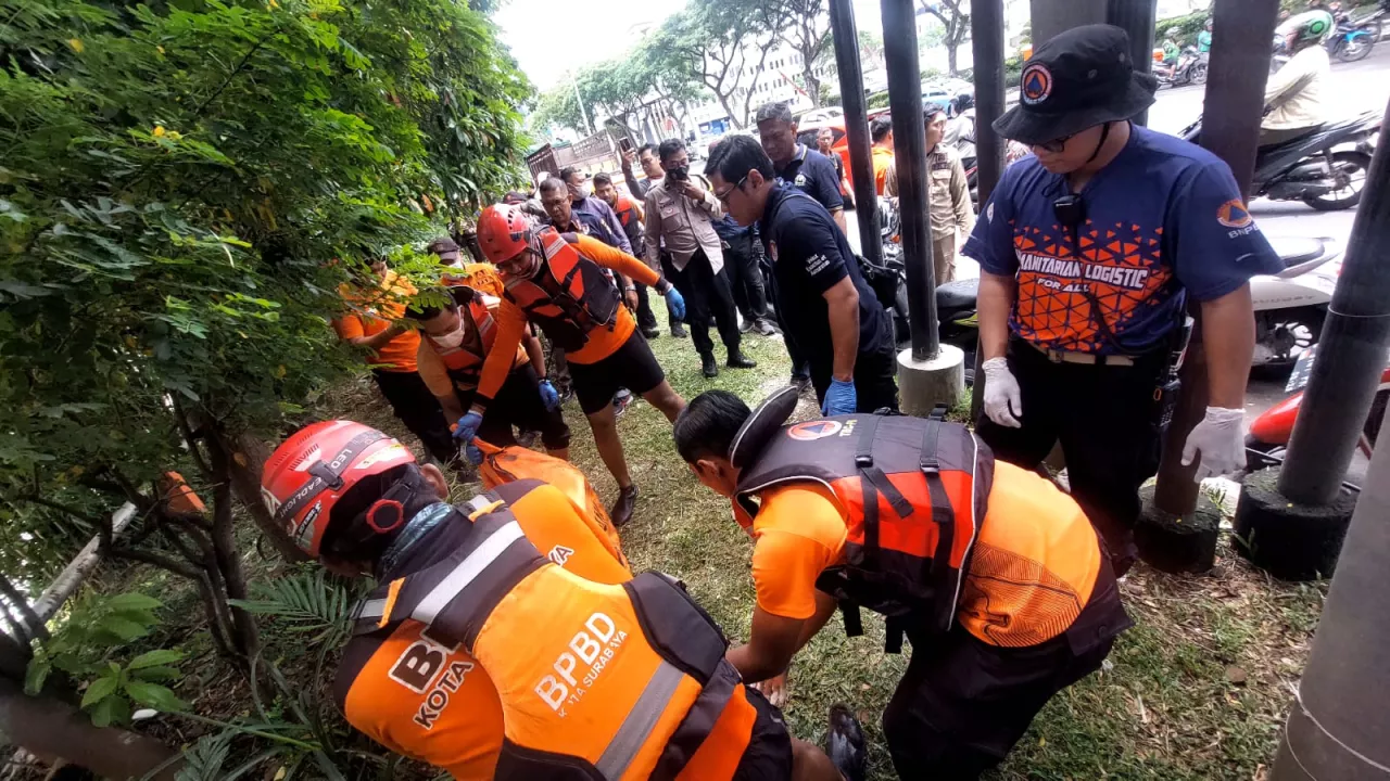 Mayat Wanita Tanpa Busana Ditemukan Mengapung di Sungai Jagir Surabaya