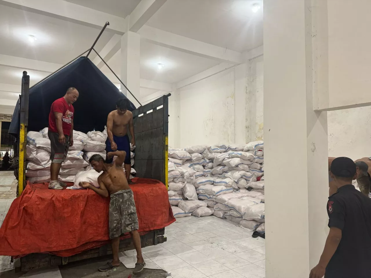 DPD PDIP Jatim Distribusikan 56.000 Sembako Lebaran untuk Kader Banteng