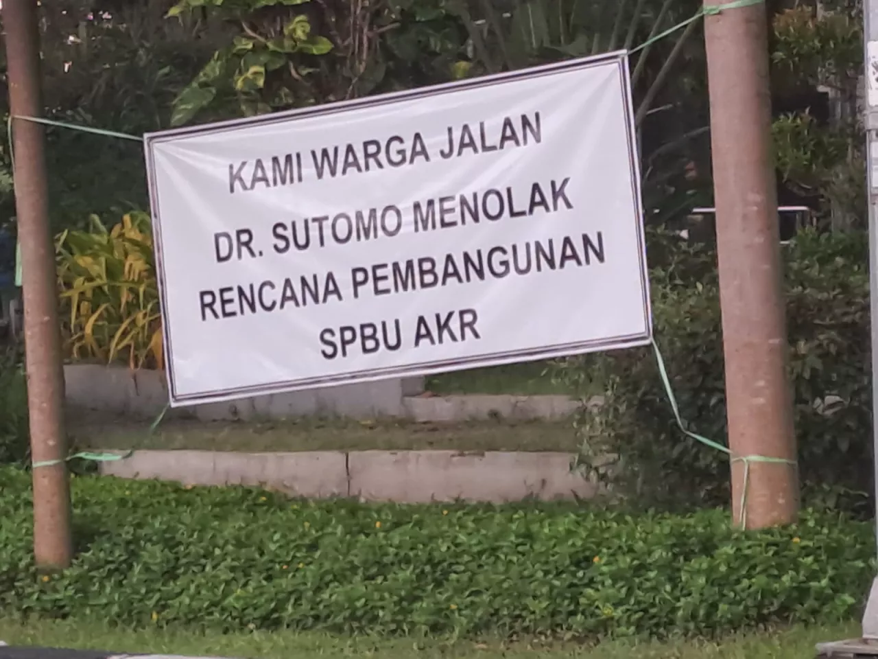 Warga Tolak Rencana Pembangunan SPBU AKR, Spanduk Protes Dipasang di Jalan Dr. Soetomo