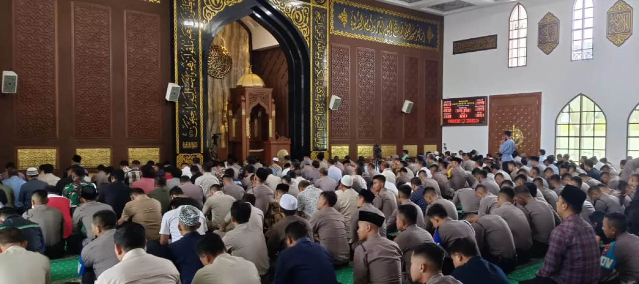 Polda Jatim Gelar Salat Gaib untuk Tiga Polisi Gugur di Lampung