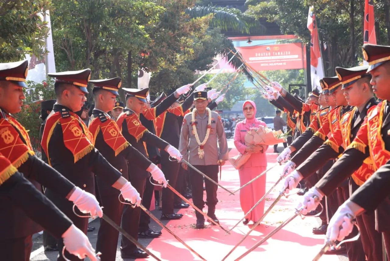 Pedang Pora Warnai Penyambutan Irjen Pol Nanang Avianto Sebagai Kapolda Jatim
