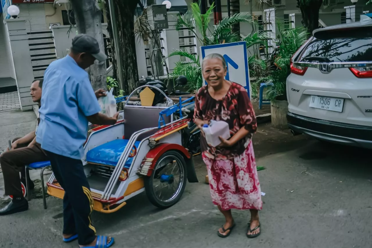 Kampoeng Ponten Berbagi Takjil untuk Tukang Becak dan Lansia   