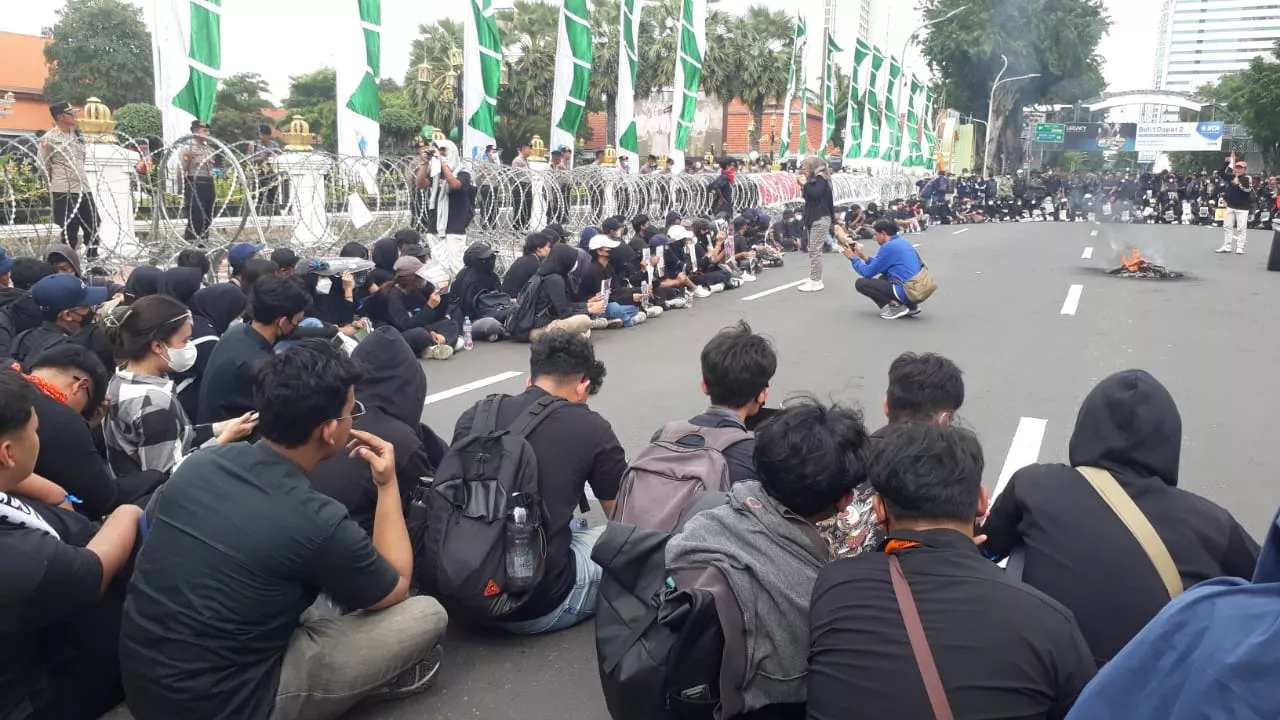 1.128 Personel Gabungan Dikerahkan Amankan Demo di Grahadi