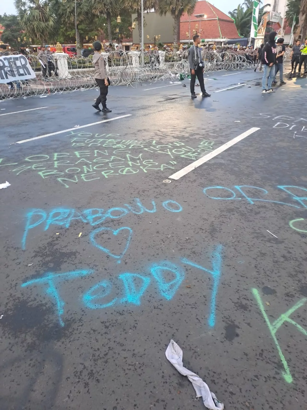 Ada Tulisan Prabowo Love Teddy Pada Aksi Tolak RUU TNI di Surabaya