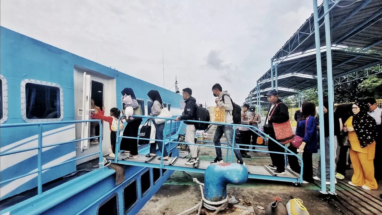 Puncak Arus Mudik, Pelabuhan Gresik Dipadati Penumpang ke Bawean