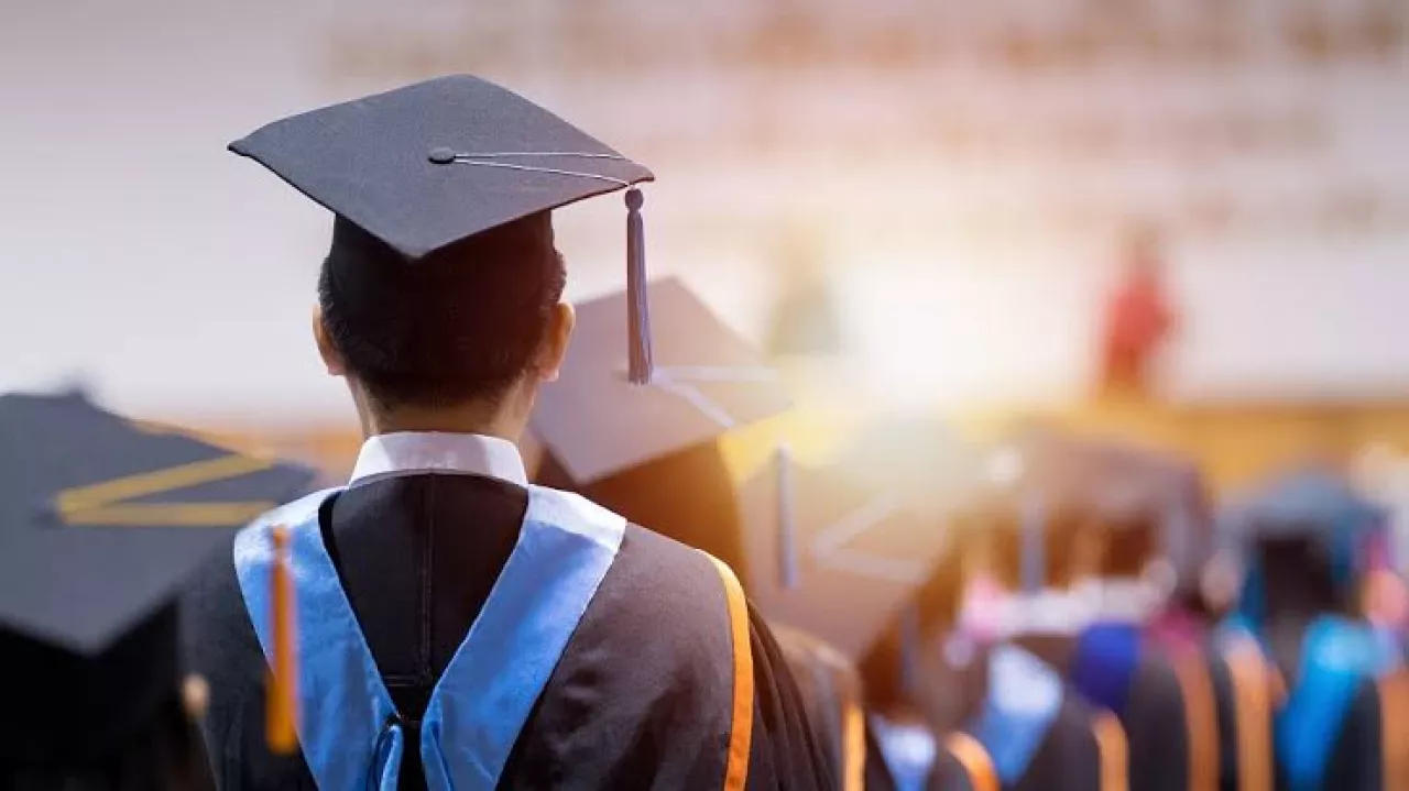 Biaya Wisuda SMP di Surabaya Selangit: Orang Tua Sampai Gadaikan Sertifikat Rumah