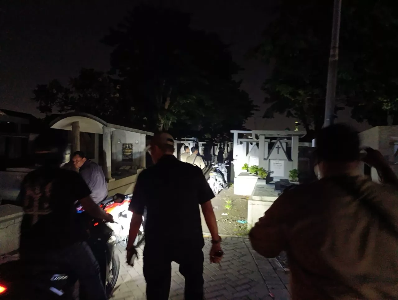 Patroli Lebaran, Satpol PP Temukan Alat Kontrasepsi di Makam Kembang Kuning