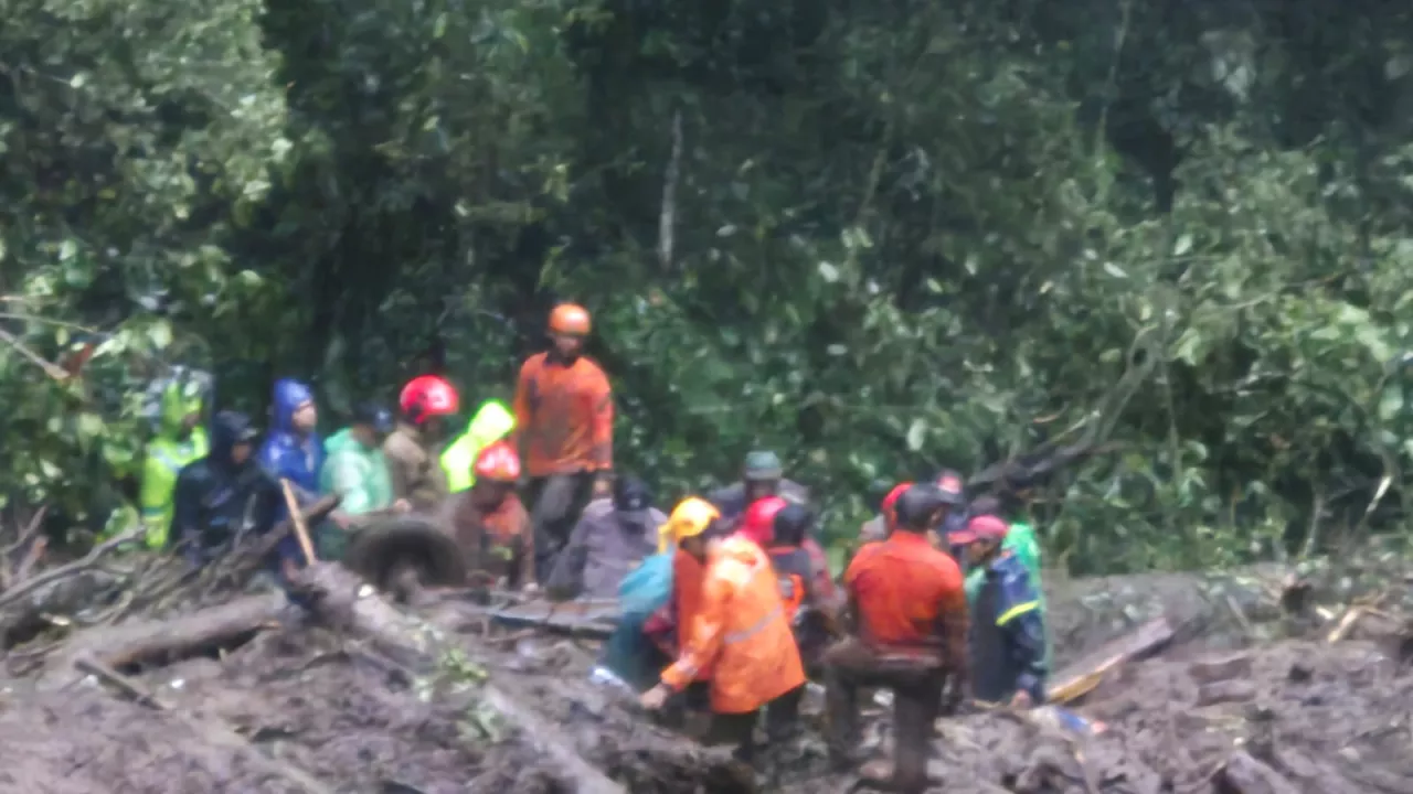 Dua Mobil Diterjang Tanah Longsor di Cangar Mojokerto