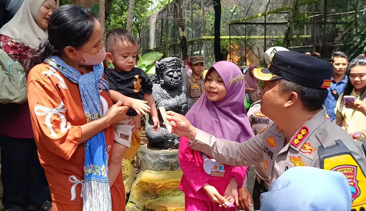 Kapolrestabes Surabaya Patroli Jalan Kaki di KBS, Bagikan Cokelat dan Pastikan Keamanan