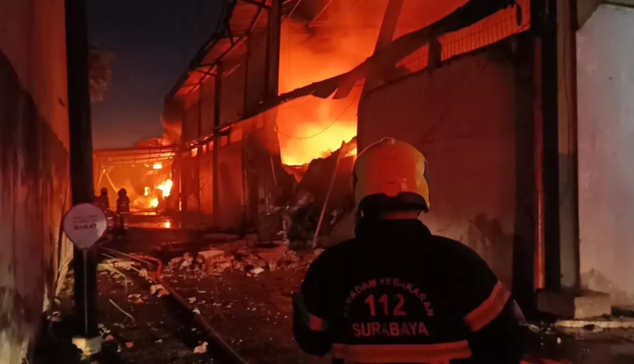 Dua Gudang Bahan Baku Sandal Ardiles Terbakar di Surabaya