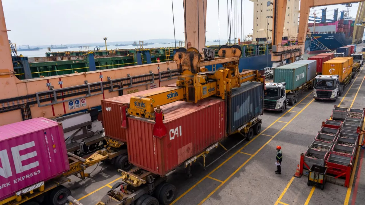 Arus Peti Kemas di Pelabuhan Tanjung Perak Surabaya Meningkat di Maret 2025