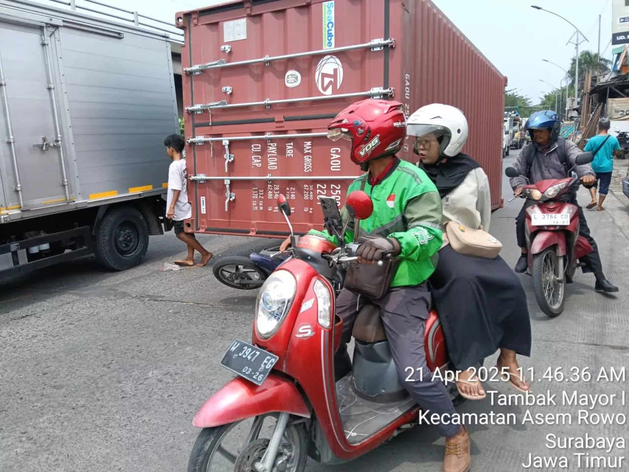 Kontainer Terguling Timpa Motor di Surabaya, Begini Kondisinya