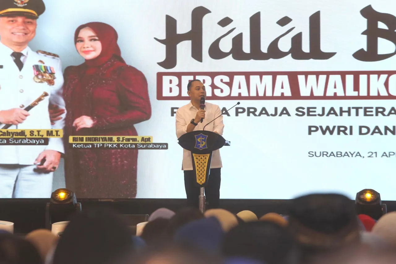 Teteskan Air Mata, Wali Kota Eri: Malu Jika Surabaya Jadi Jelek