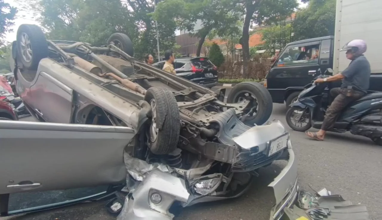 Avanza Berpenumpang Balita Terlibat Kecelakaan Beruntun di Surabaya