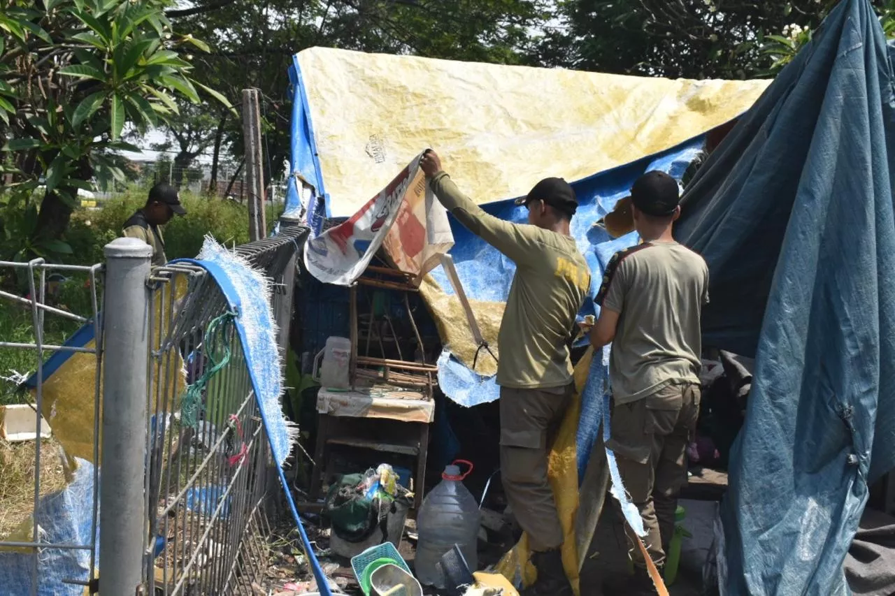 Dugaan Pesta Miras dan Prostitusi, 129 PKL di Bawah Suramadu Ditertibkan