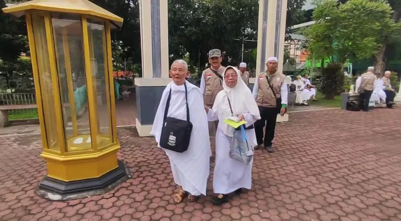 Lansia Penjual Es Akhirnya Berangkat Haji Setelah Puluhan Tahun Menabung   