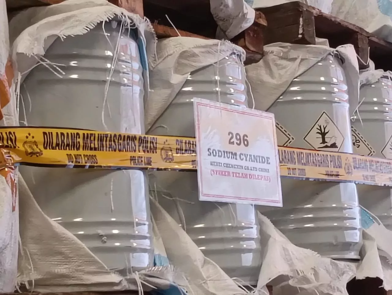 Modus Operandi Importir Ilegal Ribuan Drum Sianida Terungkap