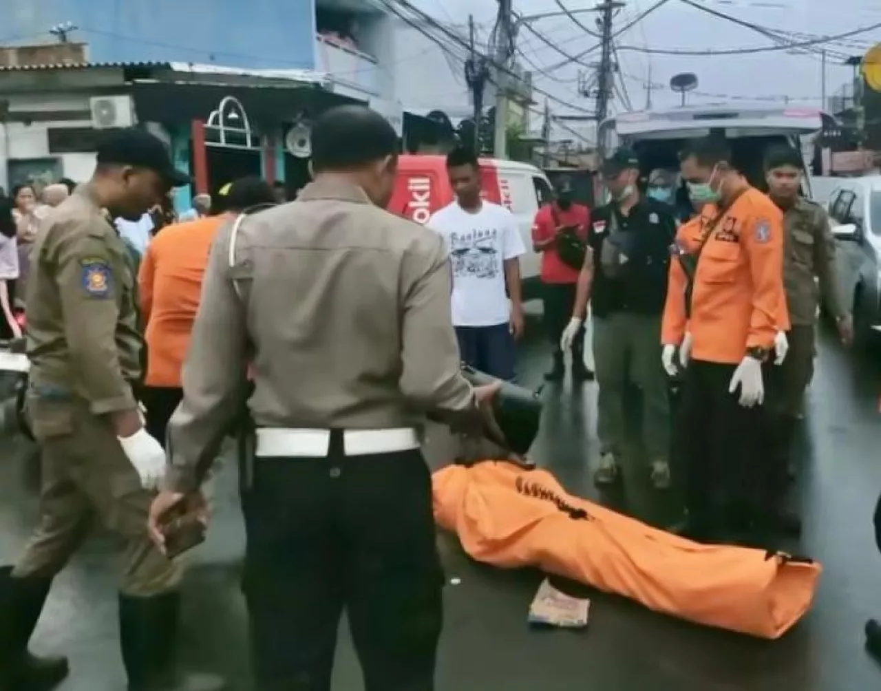 Gagal Menyalip, Perempuan Pemotor Tewas Terlindas Pikap di Surabaya