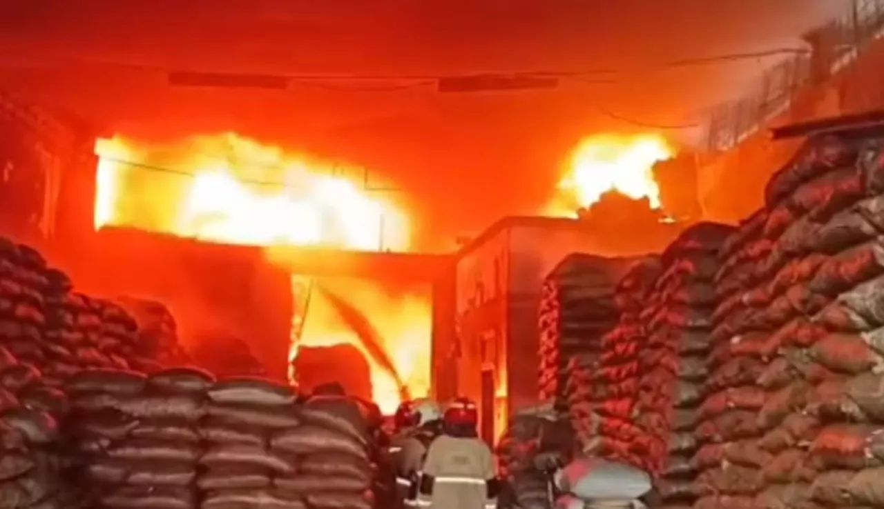 Gudang Kemiri di Surabaya Terbakar, 18 Unit Damkar Dikerahkan