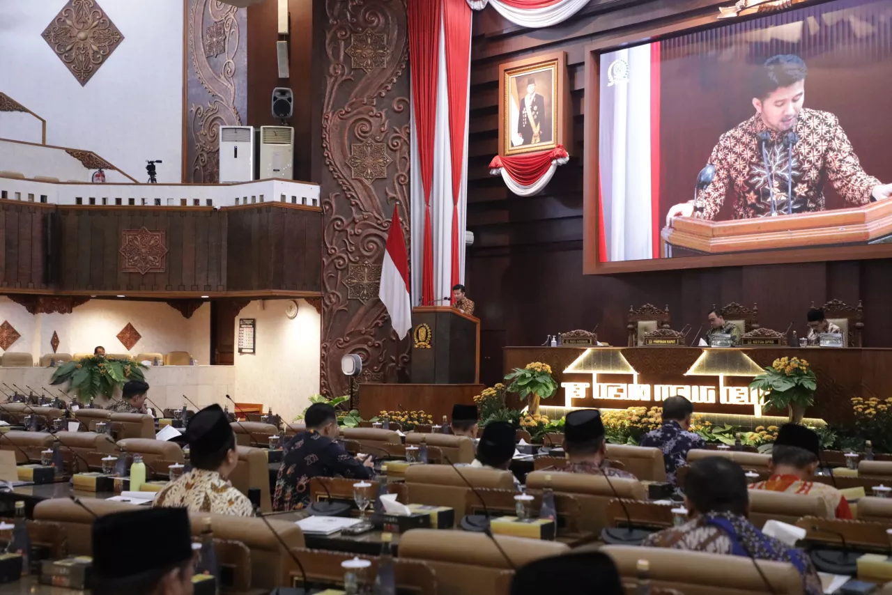 Gubernur Absen, Emil Dardak Wakili Pemprov Jatim dalam Paripurna DPRD