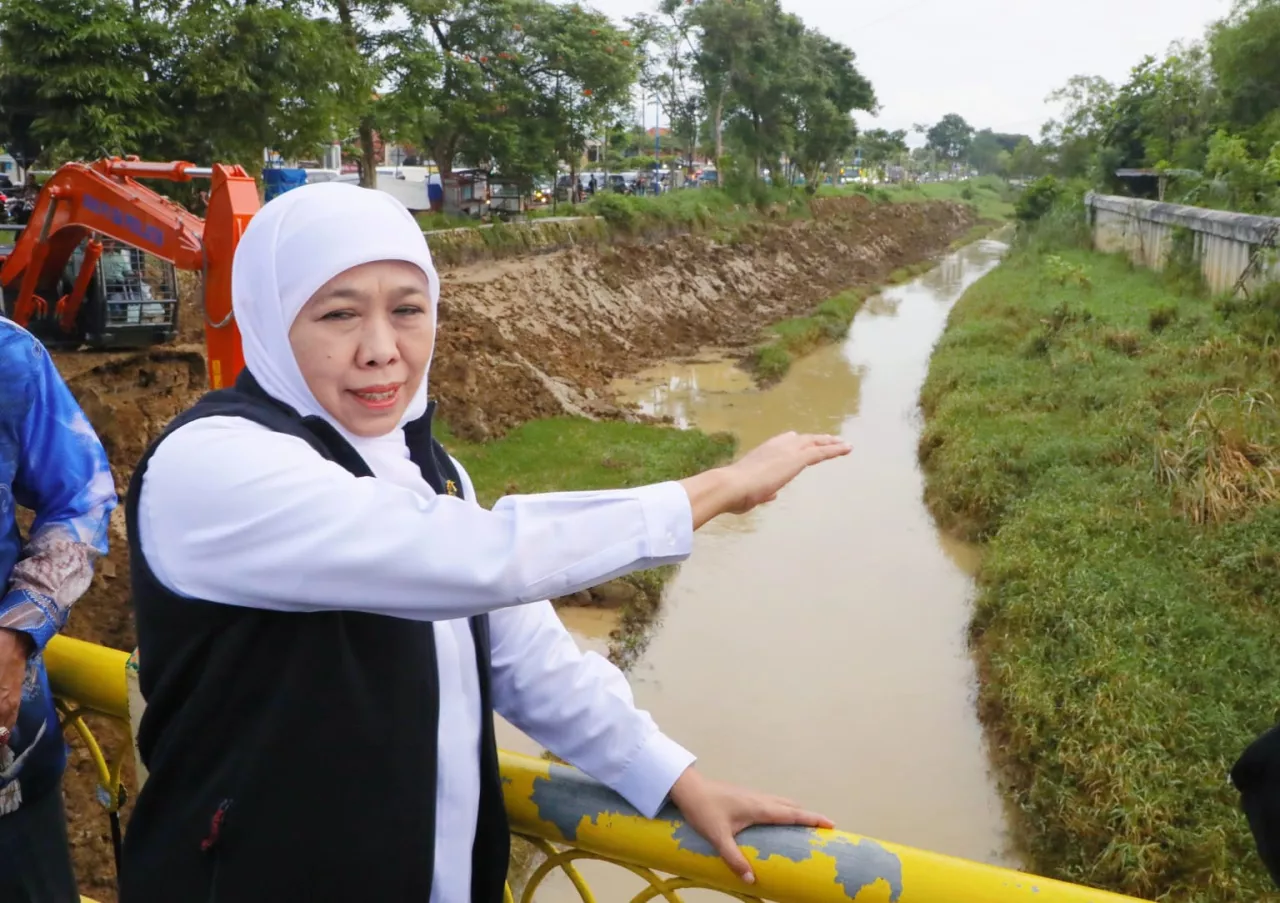 Cegah Banjir, Gubernur Khofifah Tinjau Normalisasi Sungai di Pamekasan