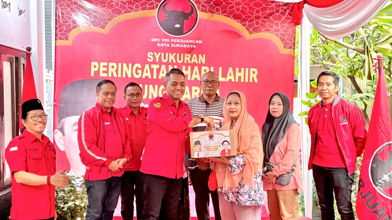 DPC PDIP Surabaya Salurkan Bantuan di Tempat Kelahiran Bung Karno