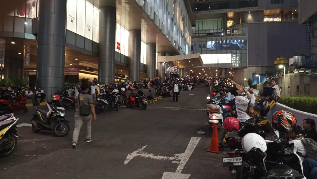 Tuntut Pembayaran Upah dan THR, Karyawan PT Pakerin Luruk Tunjungan Plaza Surabaya