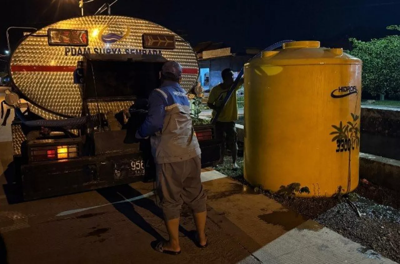 Risma Kirim 25.000 Liter Air Bersih untuk Warga Terdampak Banjir Tanggulangin