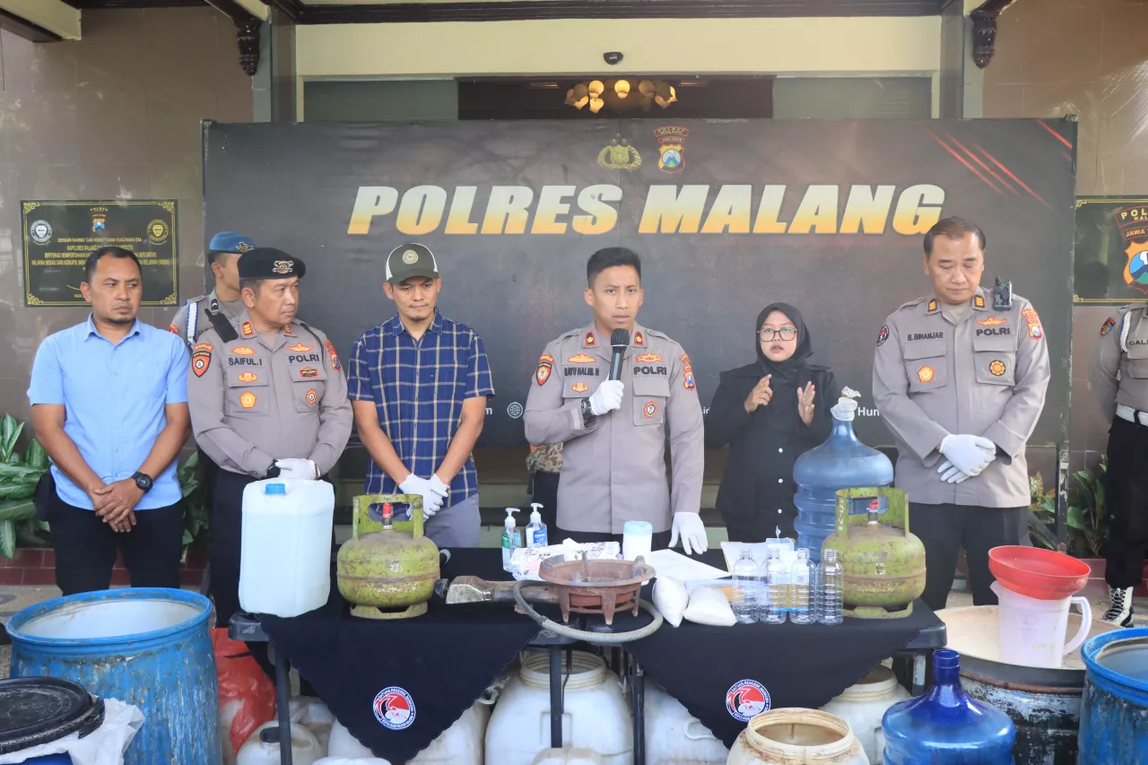 Polres Malang Gerebek Rumah Produksi Arak Ilegal di Bantur