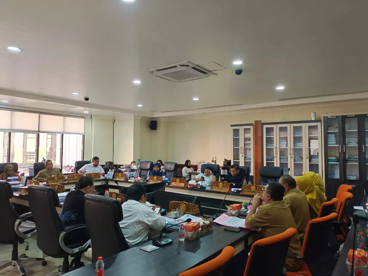 Potret Keluarga Pasien Tidur di Pelataran RSUD Soewandhie Jadi Sorotan Dewan