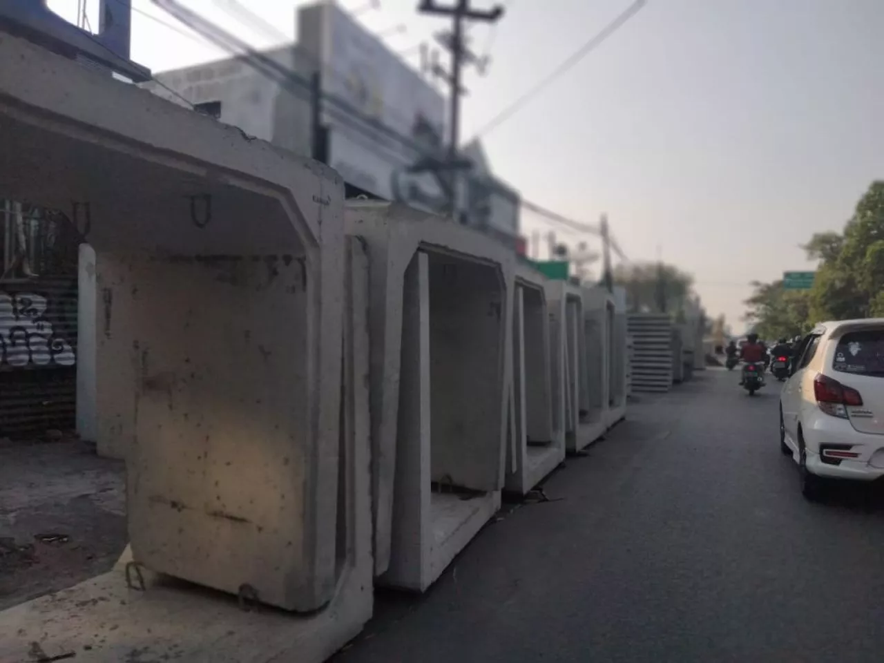 Pejalan Kaki Terperosok di Lubang Drainase, DPRD Surabaya Desak Perbaikan Jalan Gubernur Suryo