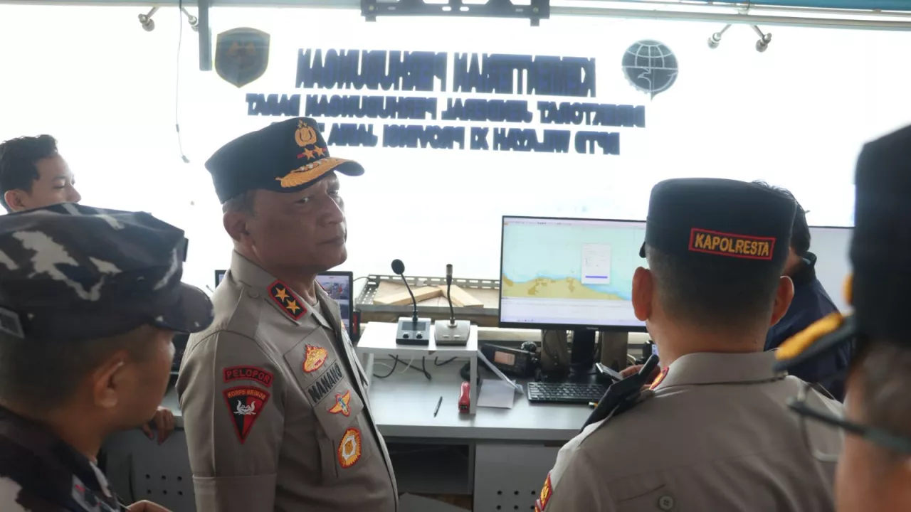 Kapolda Jatim Pantau Udara Pencarian Korban Kapal Tenggelam di Selat Bali