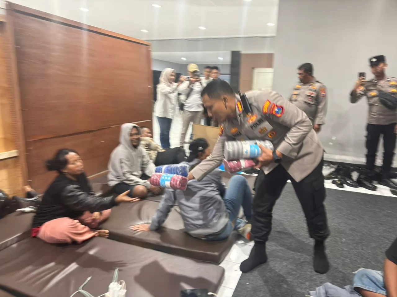 Polresta Banyuwangi dan ASDP Salurkan Bantuan untuk Keluarga Korban KMP Tunu Pratama