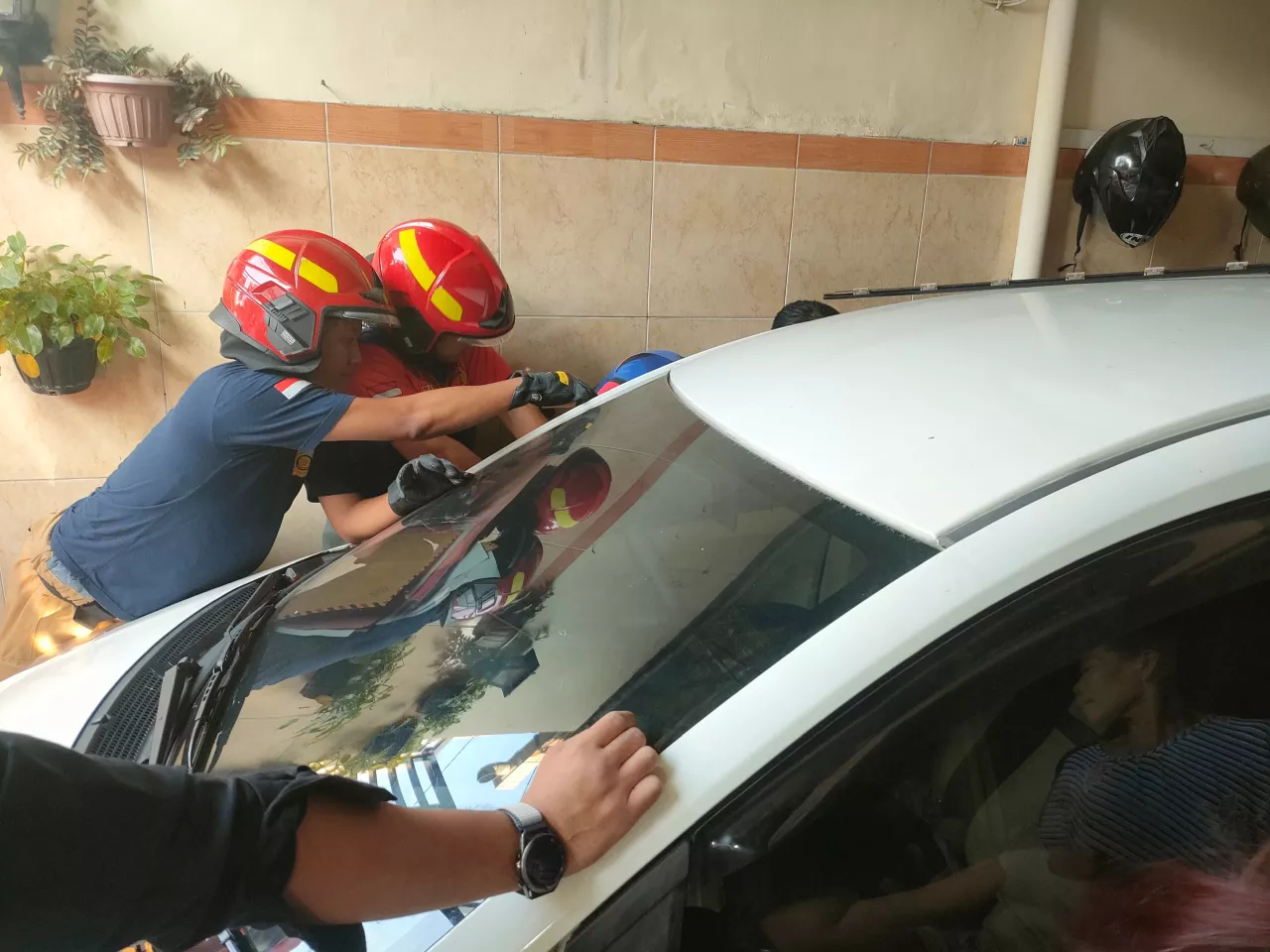 Balita 22 Bulan Terkunci di Dalam Mobil di Surabaya, Damkar Lakukan Evakuasi